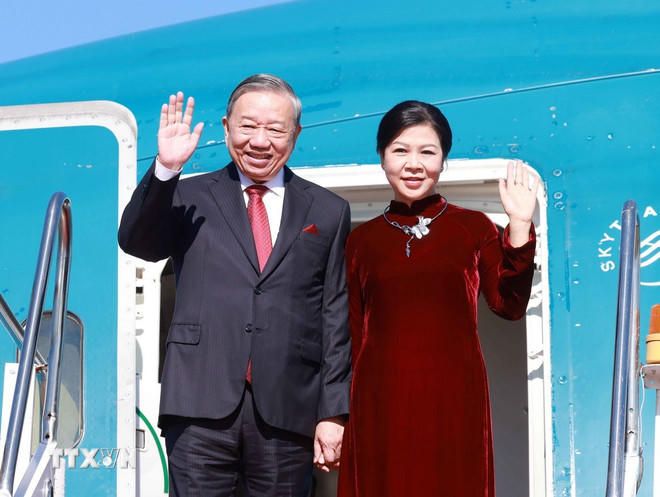 Tổng Bí thư Tô Lâm và Phu nhân tới sân bay quốc tế Wattay, thủ đô Vientiane. (Ảnh: Thống Nhất/TTXVN)