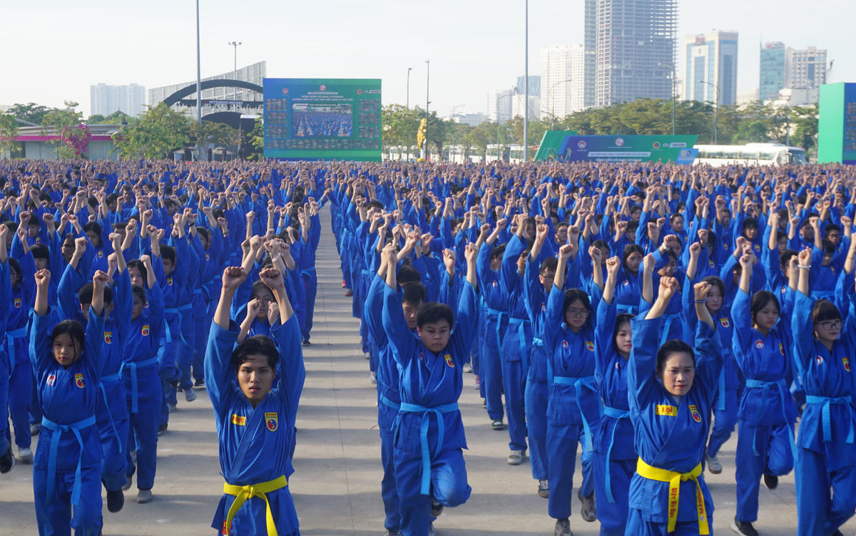Màn đồng diễn võ thuật Vovinam với sự tham gia của khoảng 60.000 học sinh ở TP Hồ Chí Minh. Ảnh: N.Quyên.