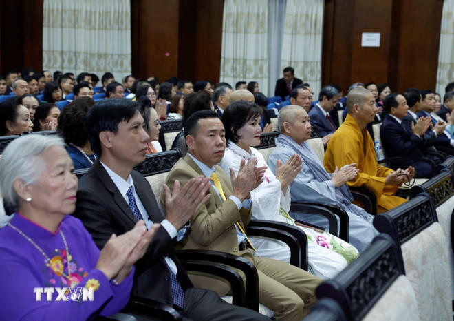 Cán bộ Đại sứ quán và cộng đồng người Việt Nam tại Lào tại buổi gặp gỡ. (Ảnh: Thống Nhất/TTXVN)