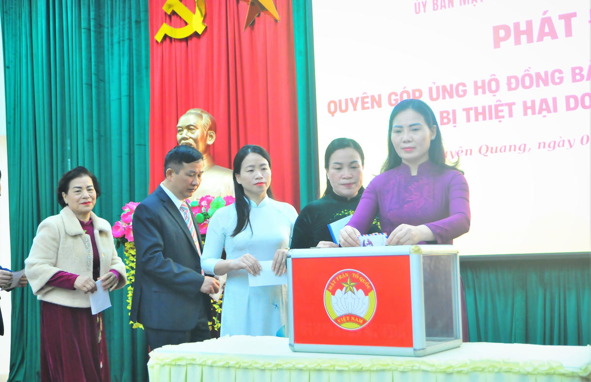 Các đại biểu dự tham gia quyên góp ủng hộ&nbsp;đồng bào các tỉnh miền Trung và Tây Nguyên bị thiệt hại do mưa lũ. Ảnh: Đ.S.