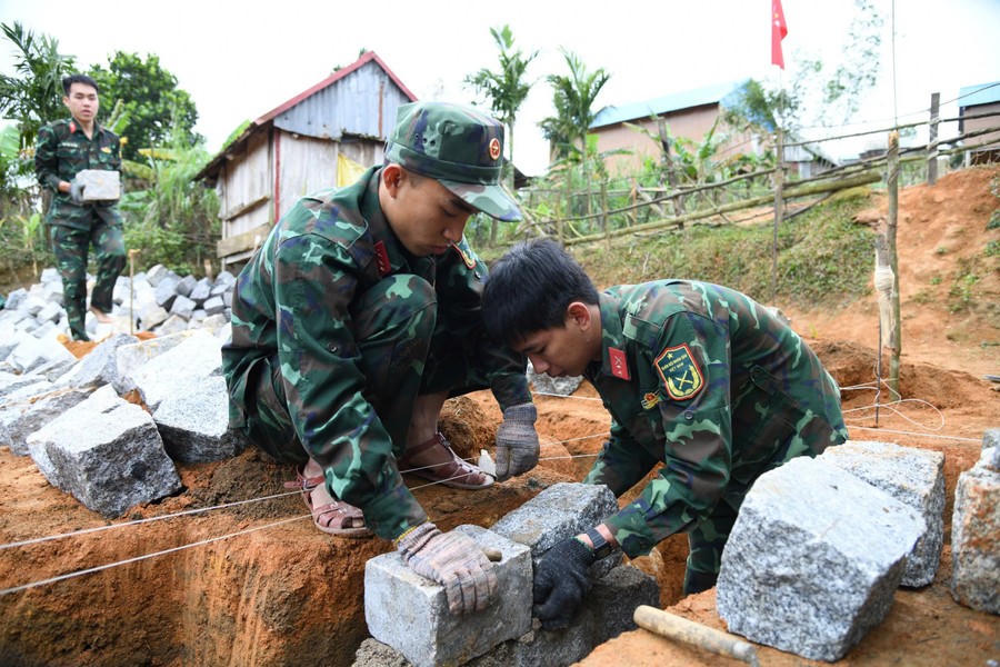Lực lượng quân đội giúp người dân tỉnh Gia Lai làm lại nhà cửa hư hỏng sau mưa bão vừa qua. Ảnh: CV.