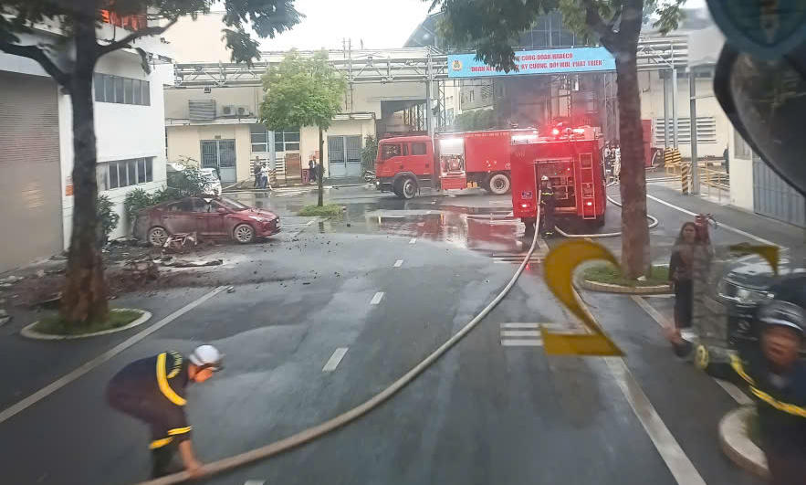 Lực lượng chức năng tích cực khống chế ngọn lửa, đồng thời sơ tán người và tài sản ra khỏi khu vực nguy hiểm.