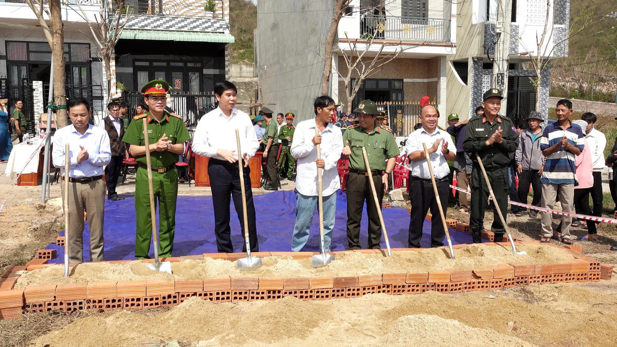 Lãnh đạo Bộ Công an cùng lãnh đạo tỉnh Gia Lai thực tổ chức Lễ khởi công xây dựng nhà tặng các hộ dân của bị sập đổ do bão số 13 và ngập lụt. Ảnh: CV.