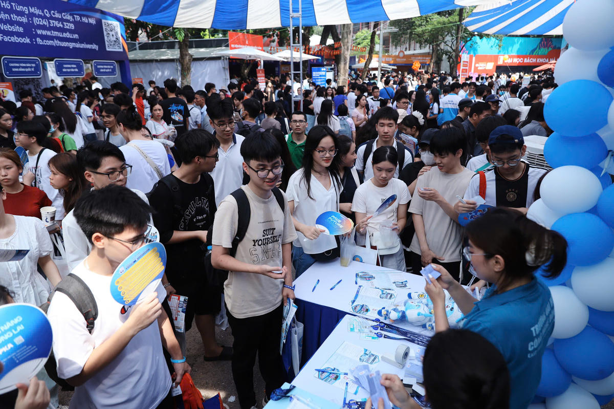 Thí sinh tìm hiểu thông tin của trường đại học.