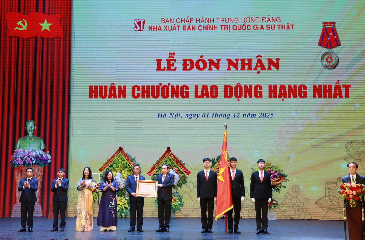 Chủ tịch Quốc hội&nbsp;Trần Thanh Mẫn đã trao tặng Huân chương Lao động hạng Nhất cho Nhà xuất bản Chính trị quốc gia Sự thật.