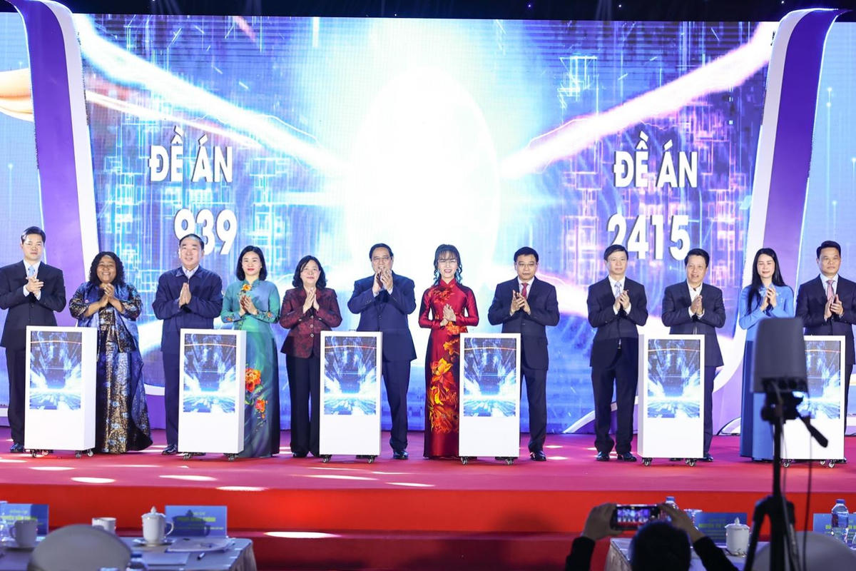 Thủ tướng Phạm Minh Chính và các đại biểu bấm nút triển khai Đề án Hỗ trợ phụ nữ khởi nghiệp giai đoạn 2026-2035. Ảnh: VGP/Nhật Bắc.