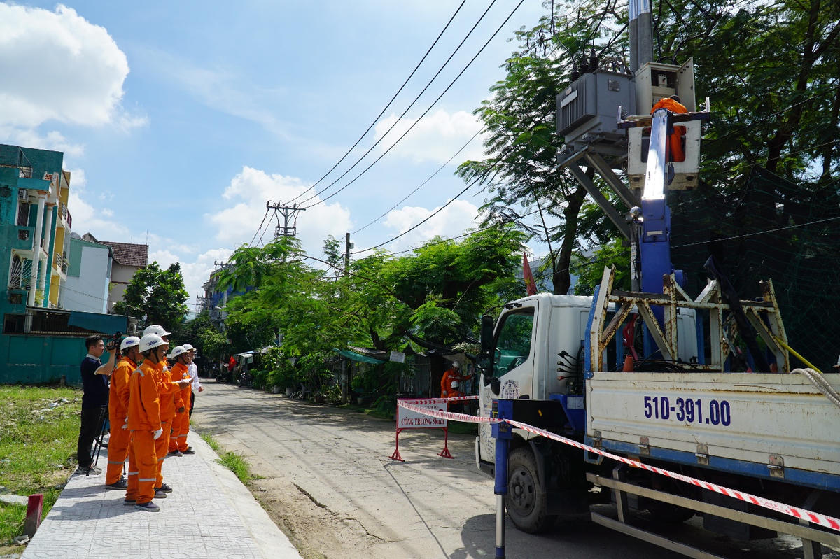Công tác kiểm tra, bảo trì, bảo dưỡng các thiết bị điện được ngành điện TPHCM thực hiện thường xuyên.