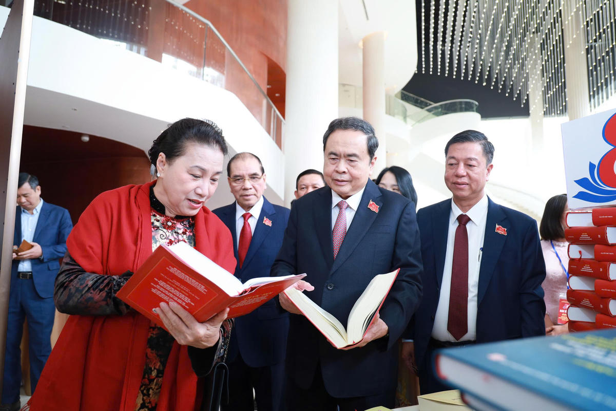 Chủ tịch Quốc hội Trần Thanh Mẫn và các đại biểu tham quan triển lãm sách, ảnh kỷ niệm 80 năm Ngày truyền thống Nhà xuất bản Chính trị quốc gia Sự thật. 