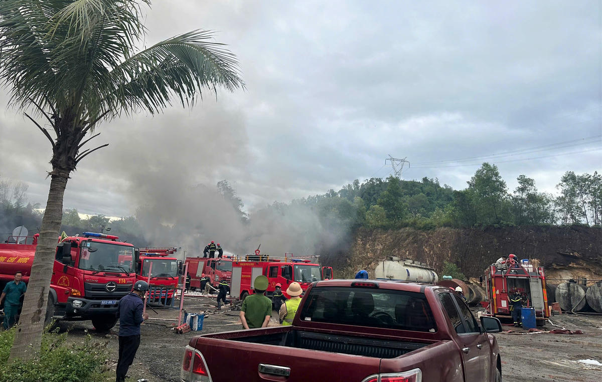 Khu vực bãi đất trống xảy ra vụ cháy lớn. Ảnh: T.Thành.