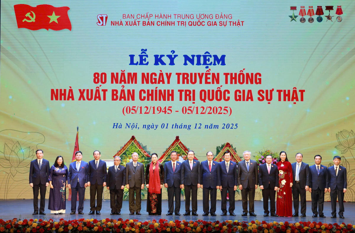 Lãnh đạo, nguyên lãnh đạo Đảng, Nhà nước, Quốc hội, Chính phủ chụp ảnh lưu niệm tại Lễ kỷ niệm.