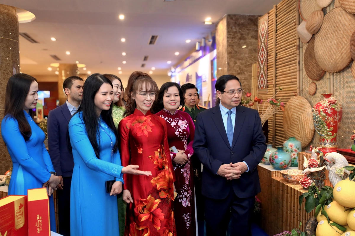 Thủ tướng Phạm Minh Chính tham quan trưng bày sản phẩm nông nghiệp, thủ công mỹ nghệ của các doanh nghiệp do phụ nữ khởi nghiệp - Ảnh: VGP/Nhật Bắc.
