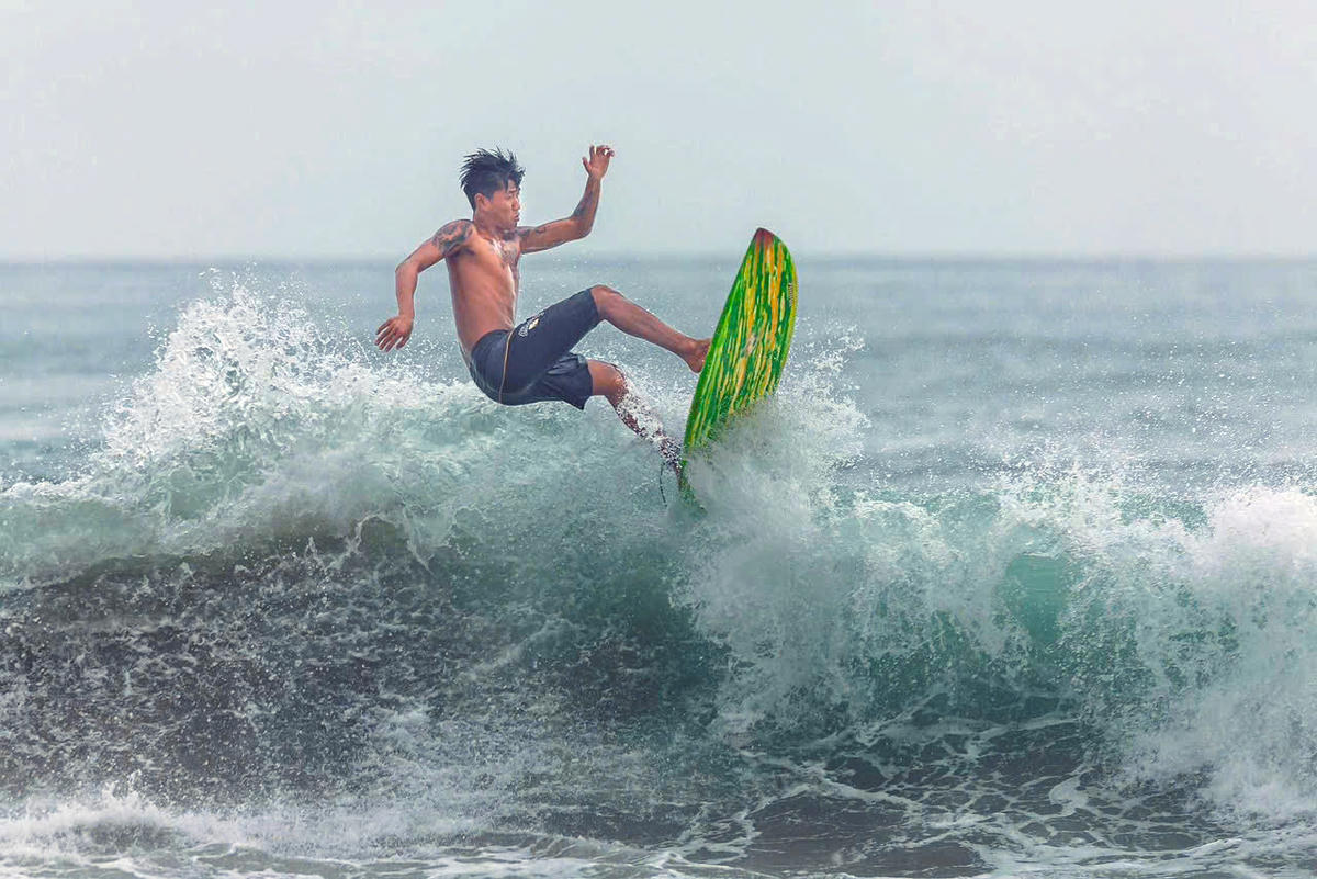 Một pha đạp sóng ấn tượng. Ảnh: Nguyễn Tú.