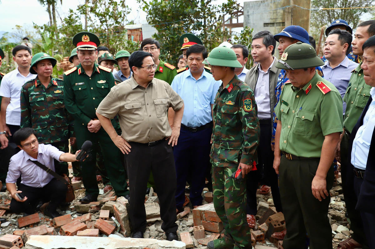 Thủ tướng Phạm Minh Chính thị sát tình hình khắc phục hậu quả do mưa lũ tại xã Hòa Thịnh. Ảnh: TT.