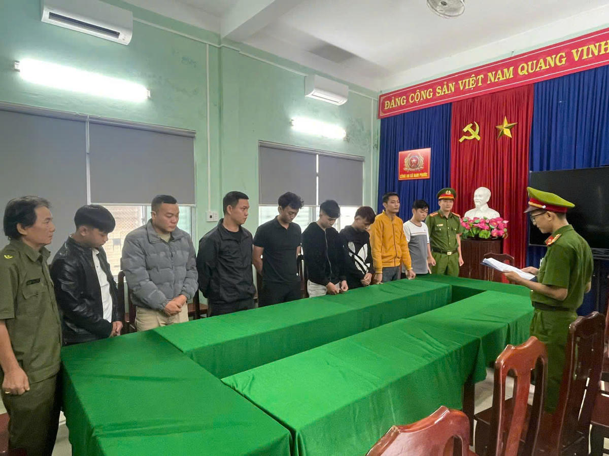 Lực lượng Công an TP Đà Nẵng đọc quyết định khởi tố các đối tượng gây rối trật tự công cộng. Ảnh: CV.