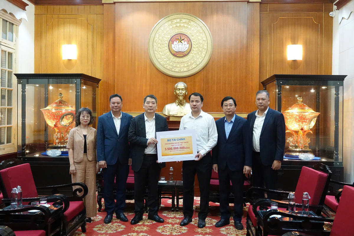 Thứ trưởng Bộ Tài chính Cao Anh Tuấn cùng Đoàn công tác trao kinh phí ủng hộ đồng bào miền Trung và Tây Nguyên khắc phục hậu quả mưa lũ. 