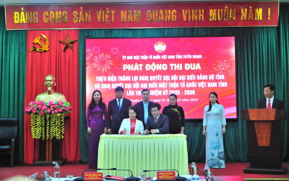 Các đơn vị&nbsp;ký kết giao ước thi đua. Ảnh: Đ.S.