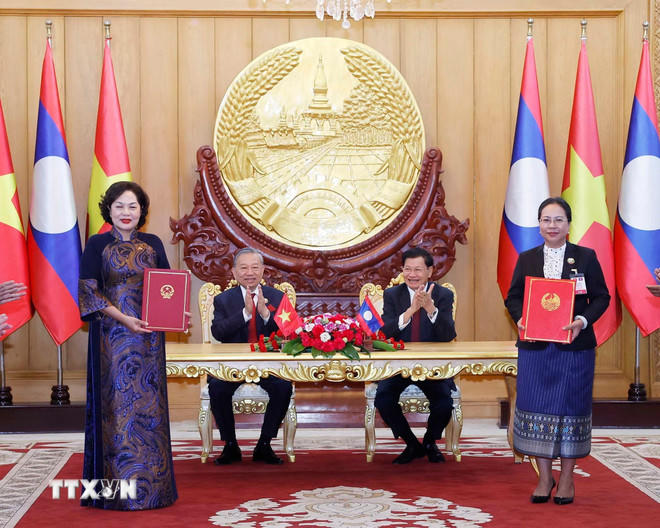 Tổng Bí thư Tô Lâm và Tổng Bí thư, Chủ tịch nước Lào Thongloun Sisoulith chứng kiến trao Bản ghi nhớ về hợp tác các hoạt động ngân hàng trọng tâm giai đoạn 2026-2030. (Ảnh: Thống Nhất/TTXVN)