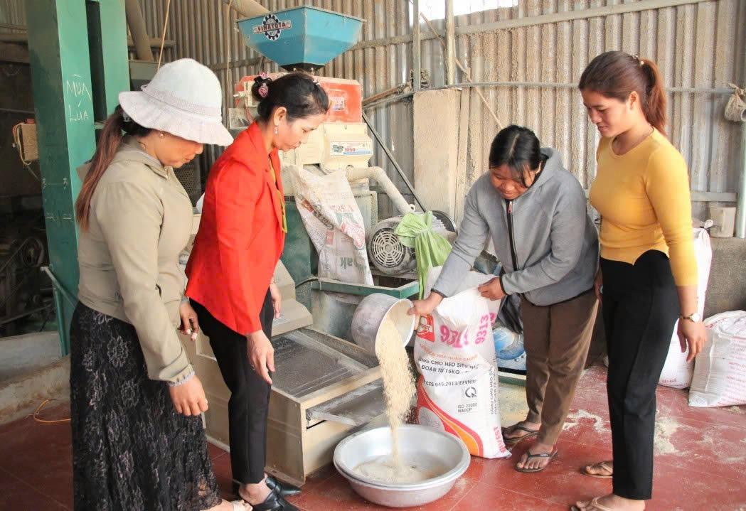 Tổ truyền thông cộng đồng buôn Knir tuyên truyền cho người dân trong buôn về cách làm trong phát triển kinh tế.