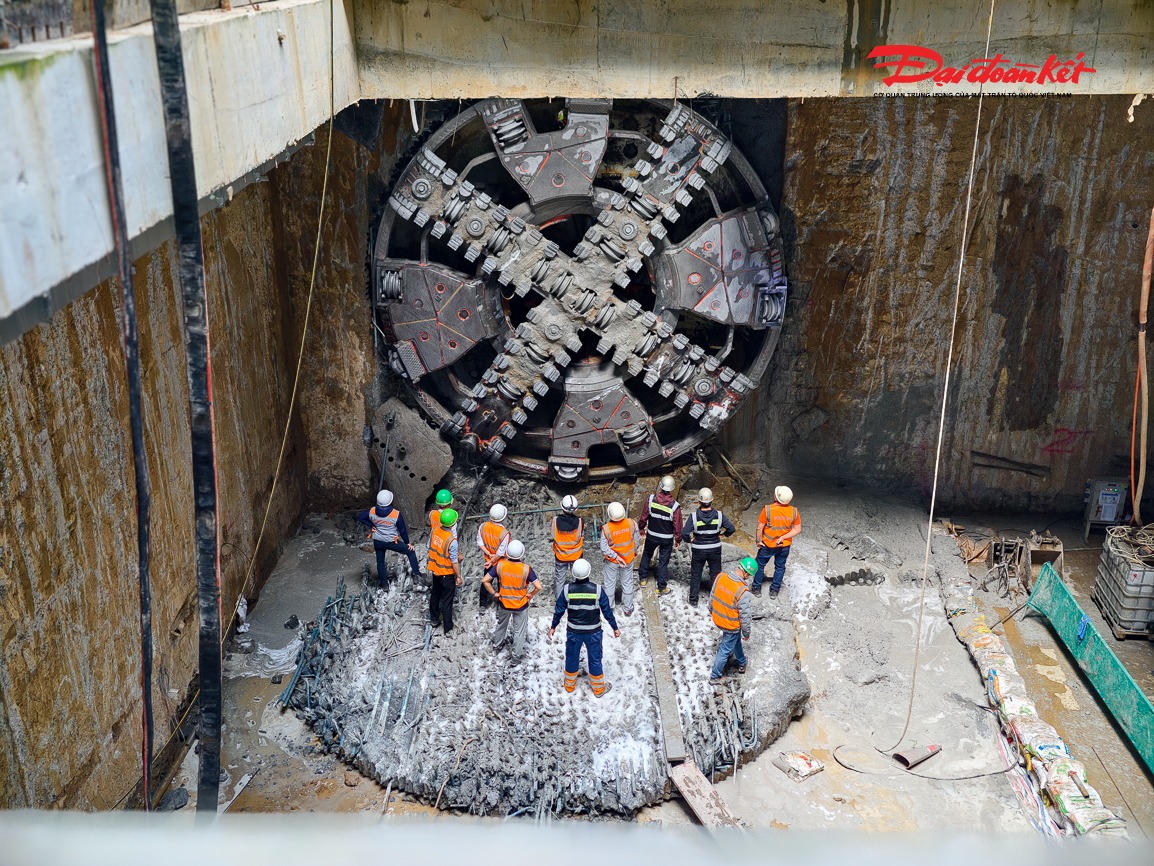 Ban Quản lý Đường sắt đô thị Hà Nội (MRB), TBM “Thần tốc” xuất phát từ Ga S9 – Kim Mã vào ngày 30/7/2024 và lần lượt vượt qua các ga ngầm S10 – Cát Linh, S11 – Văn Miếu, trước khi chính thức chạm đích Ga S12 – Ga Hà Nội vào sáng nay.&nbsp;