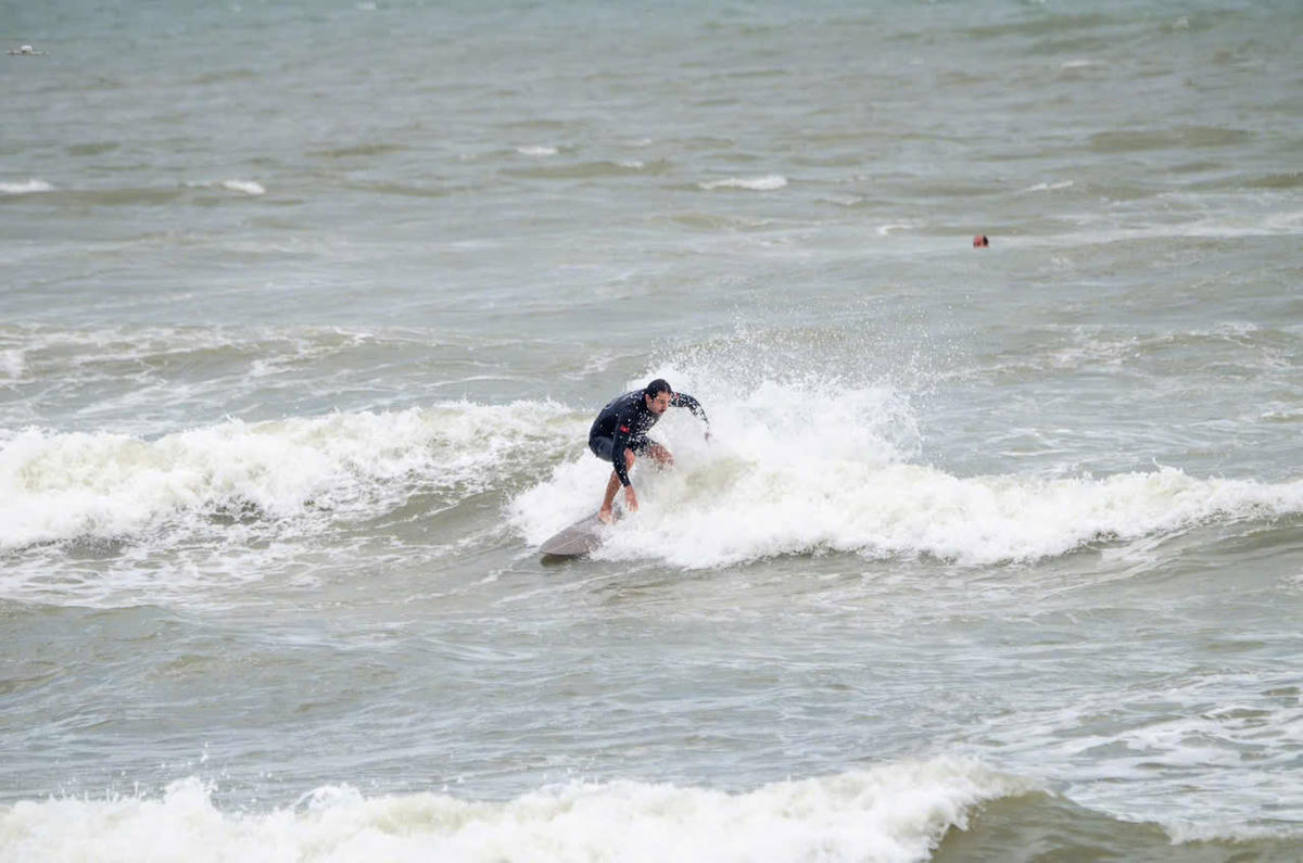 Các vận động viên thử sức với sóng biển. Ảnh: Nguyễn Tú.