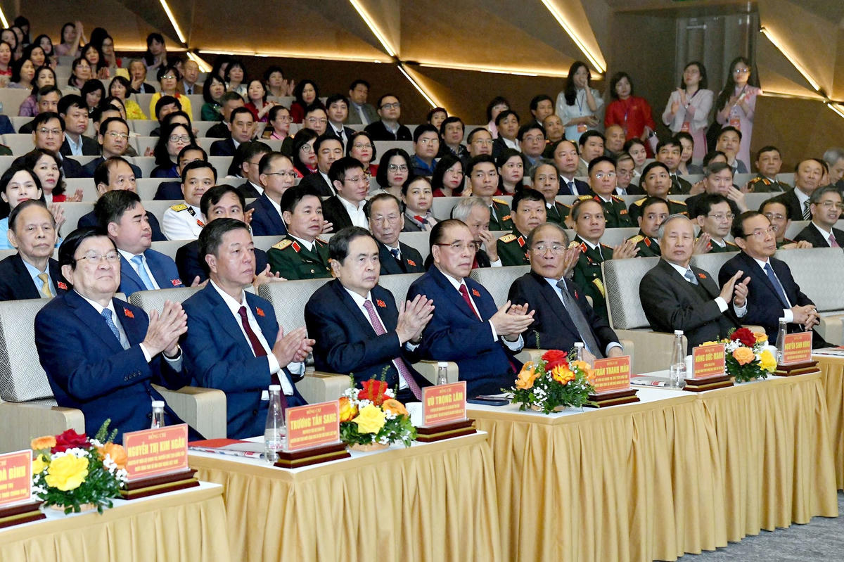 Chủ tịch Quốc hội Trần Thanh Mẫn; nguyên Tổng Bí thư Nông Đức Mạnh; nguyên Chủ tịch nước Trương Tấn Sang; nguyên Chủ tịch Quốc hội Nguyễn Sinh Hùng; nguyên Thường trực Ban Bí thư Trần Quốc Vượng và các đại biểu dự Lễ kỷ niệm. 