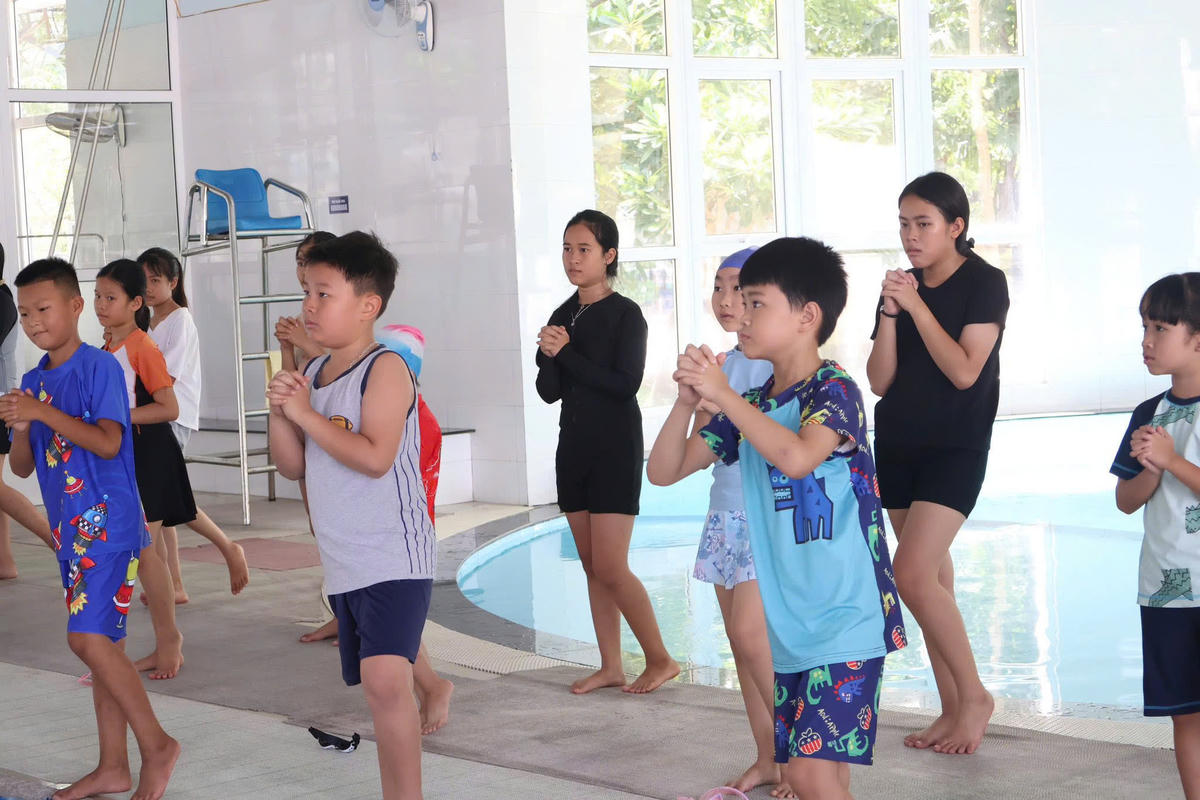 Lớp dạy bơi miễn phí cho học sinh có hoàn cảnh khó khăn được tổ chức tại tỉnh Nghệ An