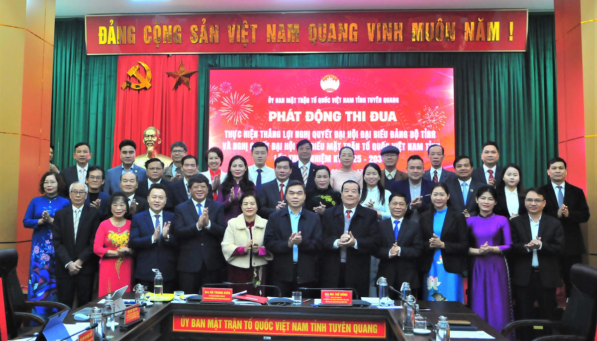Ban Thường trực Ủy ban MTTQ Việt Nam tỉnh Tuyên Quang chụp ảnh lưu niệm với lãnh đạo các tổ chức chính trị - xã hội tại Lễ phát động. Ảnh: Đ.S.