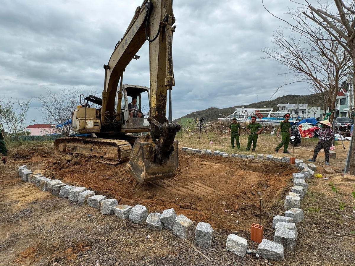 Huy động máy móc thực hiện khởi công xây dựng nhà mới cho dân bị thiệt hại do mưa bão vừa qua. CV.