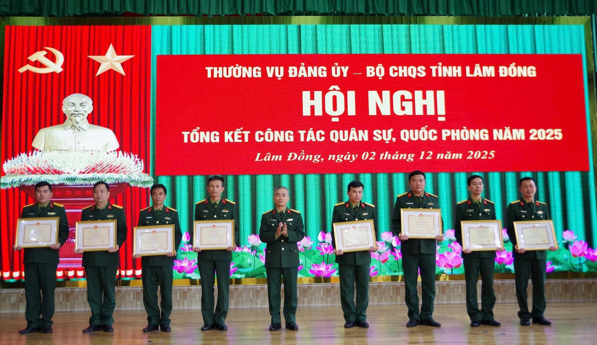 Đại tá Nguyễn Văn Sơn, Tỉnh ủy viên, Chính ủy Bộ CHQS tỉnh Lâm Đồng tặng giấy khen cho các cá nhân đạt thành tích xuất sắc. (ảnh CTV)