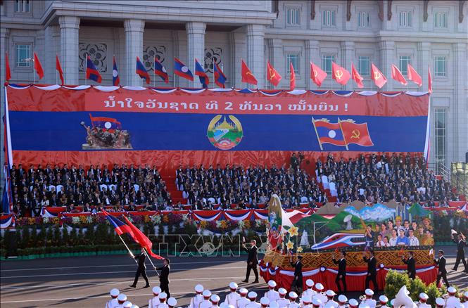 Lễ kỷ niệm, diễu binh, diễu hành chào mừng 50 năm Quốc khánh nước CHDCND Lào. Ảnh: Thống Nhất/TTXVN