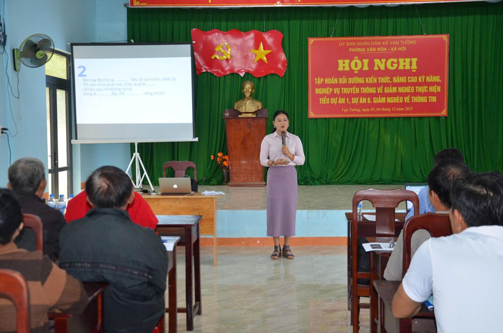 Báo cáo viên ThS. Trần Thị Kim Huệ - Giảng viên Trường Đại học Phạm Văn Đồng truyền đạt các chuyên đề. Ảnh: baovanhoa.vn