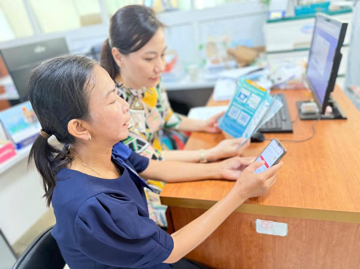 Hướng dẫn người dân cài đặt, sử dụng VssID - BHXH số. Ảnh: TT