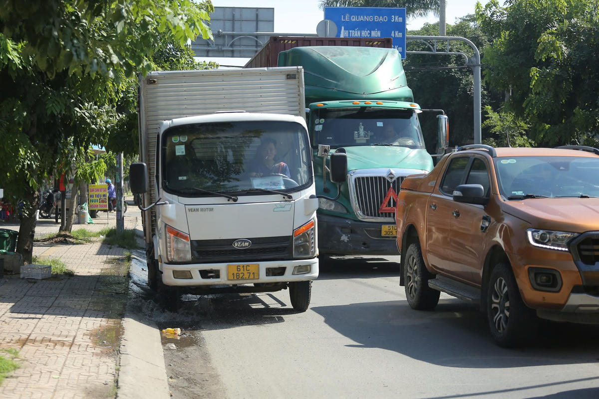 Mặt đường nhỏ hẹp chỉ vừa 1 làn xe di chuyển. Khi có xe ô tô khác lấn làn là không còn khoảng đường cho xe gắn máy. Ảnh: Đ.Xá.