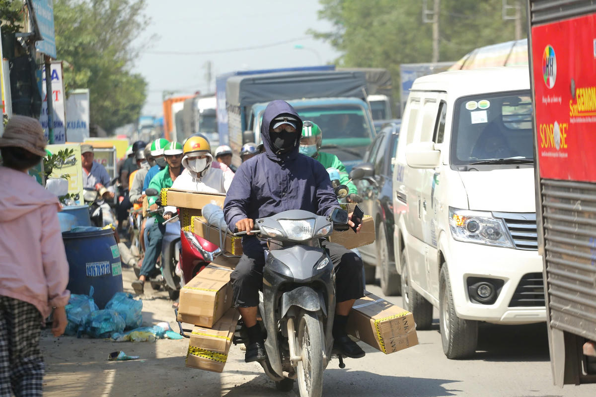 Xe gắn máy, ô tô di chuyển rất khó khăn ở trục đường nối này. Ảnh: Đ.Xá.