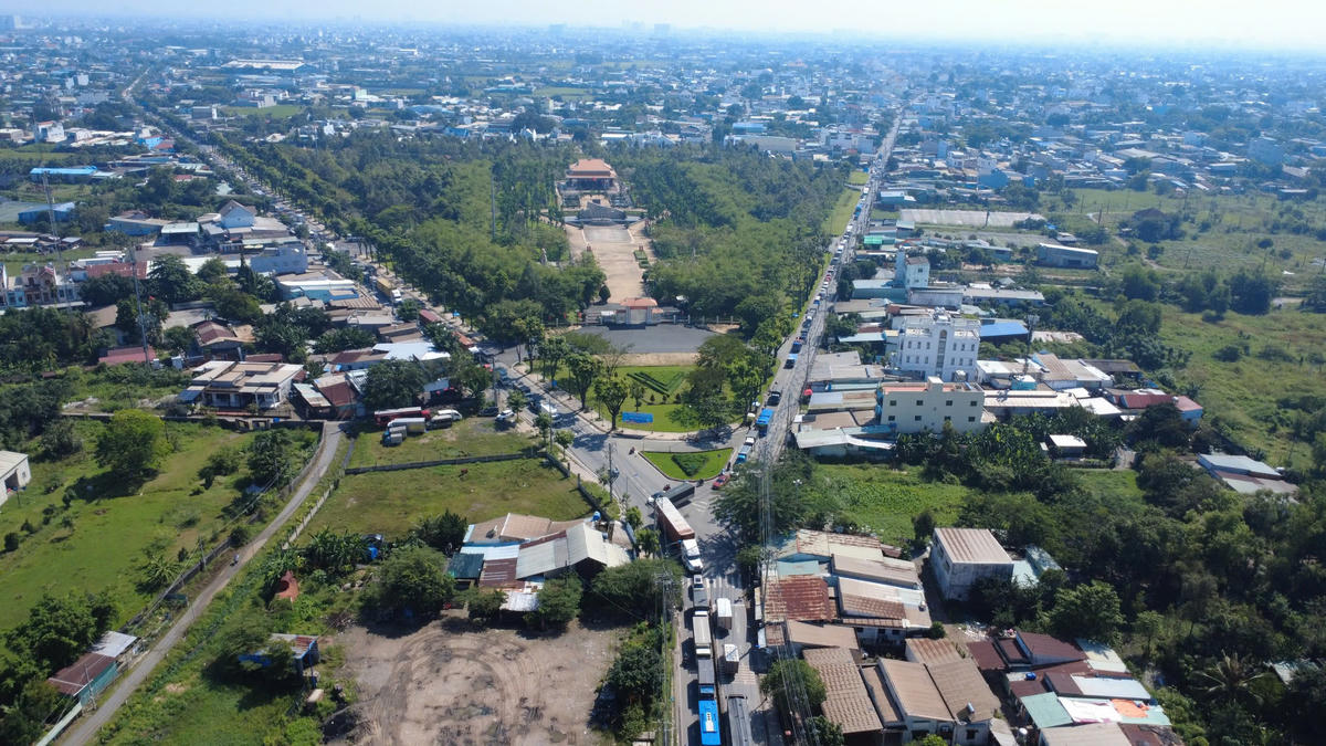 Khu vực Ngã Ba Giòng, dòng xe nối đuôi nhau kéo dài. Ảnh: Đ.Xá.