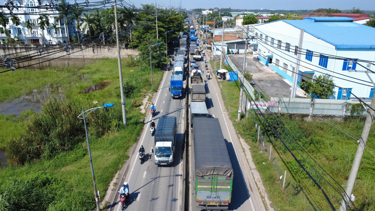 Tình trạng ô tô nối đuôi nhau cũng xảy ra tương tự ở phía địa bàn TP Hồ Chí Minh do nhu cầu di chuyển qua lại giữa 2 địa phương nhiều. Ảnh: Đ.Xá.