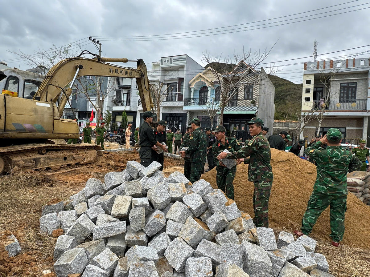 Lực lượng quân đội tỉnh Gia Lai giúp dân xây dựng nhà mới sau hư hỏng mưa bão vừa qua. Ảnh: CV.