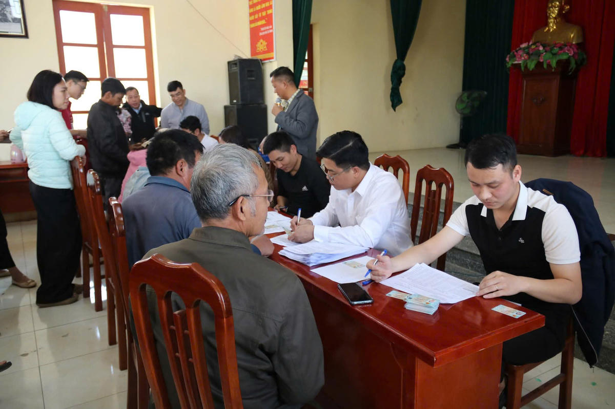 Xã Gia Lộc và Ban quản lý dự án khu vực Gia Lộc thực hiện chi trả bồi thường GPMB cho các hộ dân tại thôn Chằm vào 14/11/2025. Ảnh: CTV.&nbsp;