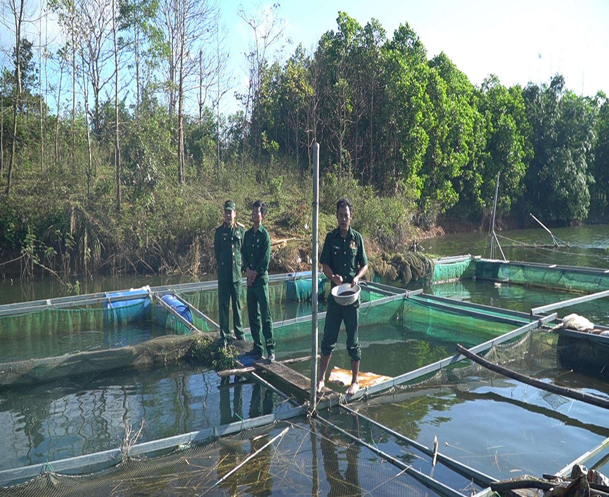 Mô hình nuôi cá lồng của một hộ dân ở xã A Lưới 3 mang lại thu nhập cao, góp phần giảm nghèo bền vững tại địa phương. Ảnh: N.Q.