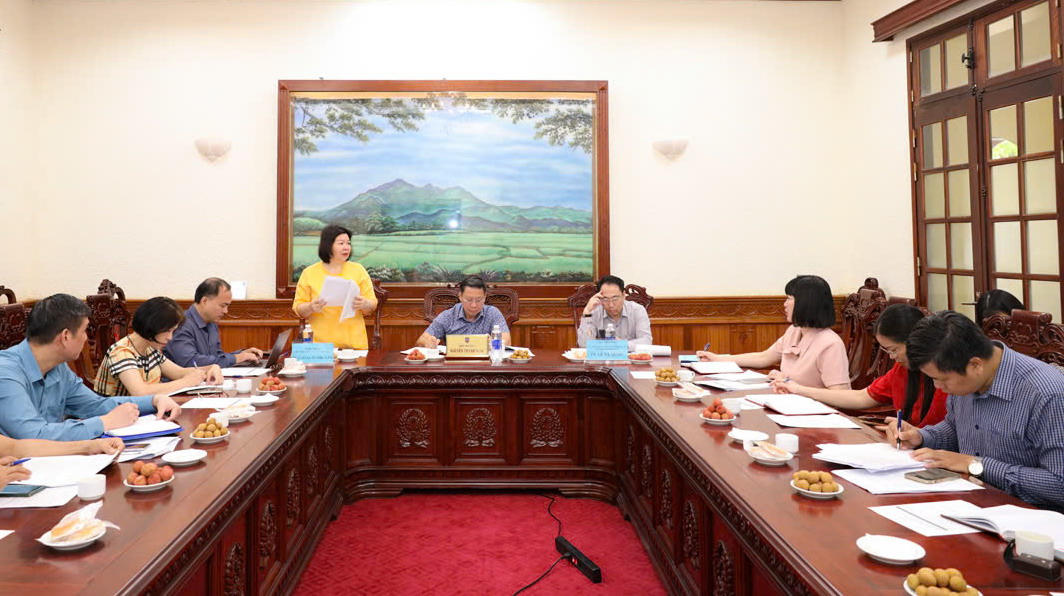 Bà Cao Xuân Thu Vân (áo vàng), Chủ tịch Liên minh HTX Việt Nam trong buổi làm việc với Thứ trưởng Bộ Tư Pháp Nguyễn Thanh Ngọc (ngồi giữa). Ành: T.L