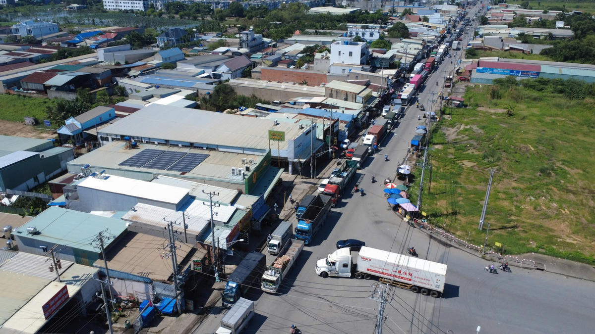 Nhiều tài xế cho biết, chỉ khi trục đường Vành đai 3 TP Hồ Chí Minh hoàn thành, đường nối này mới có thể giảm ùn tắc. Ảnh: Đ.Xá.