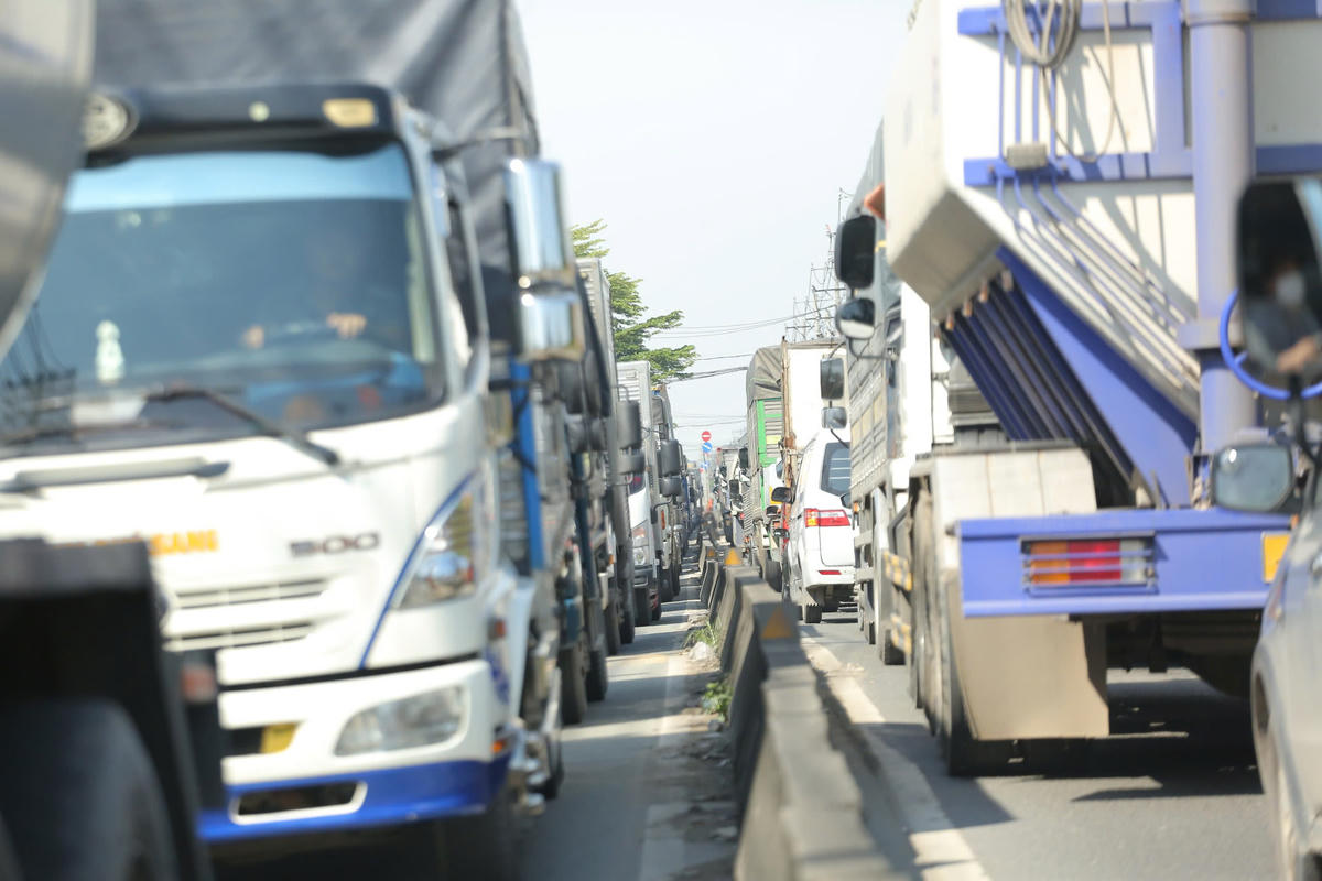 Dòng xe ô tô chen chúc ở khu vực này thường xuyên vào buổi trưa, chiều tối. Ảnh: Đ.xá.