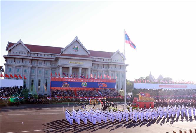 Lễ kỷ niệm, diễu binh, diễu hành chào mừng 50 năm Quốc khánh nước CHDCND Lào. Ảnh: Thống Nhất/TTXVN