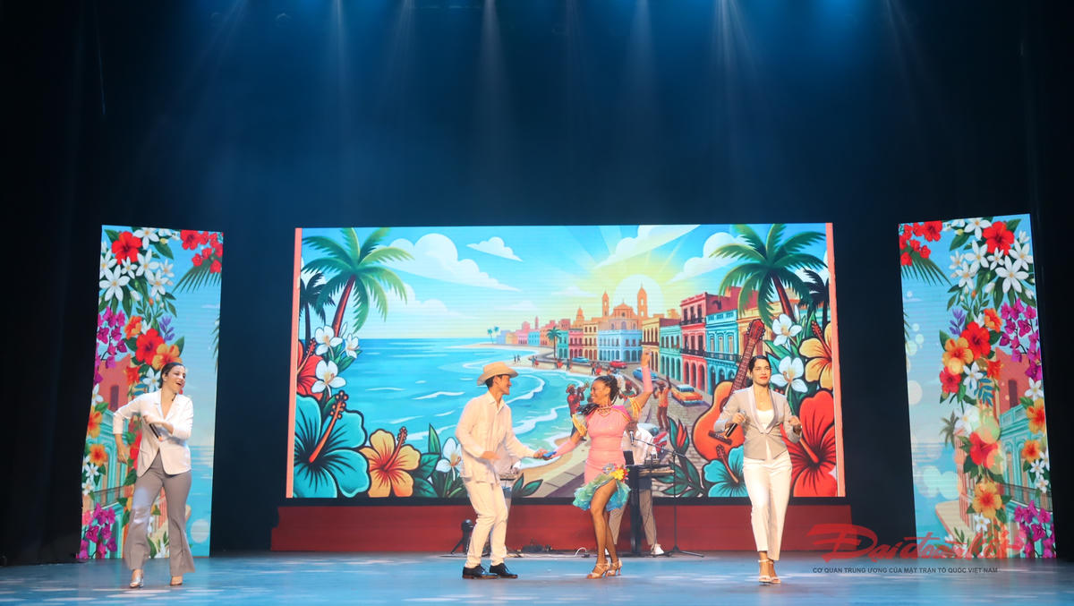 Các nghệ sĩ Cuba biểu diễn tại Lễ kỷ niệm. Ảnh: Hồng Phúc.