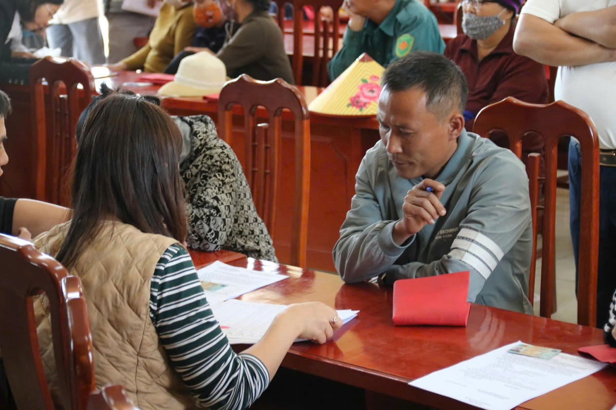 Người dân Gia Lộc được giải thích kỹ lưỡng về ý nghĩa của dự án đường sắt&nbsp;Lào Cai – Hà Nội – Hải Phòng. Ảnh: CTV.