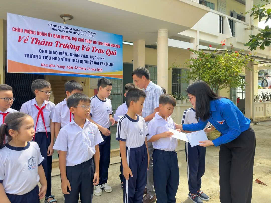 Tỉnh Đoàn Thái Nguyên trao quà cho học sinh Trường TH Vĩnh Thái. Ảnh: Linh Sa.