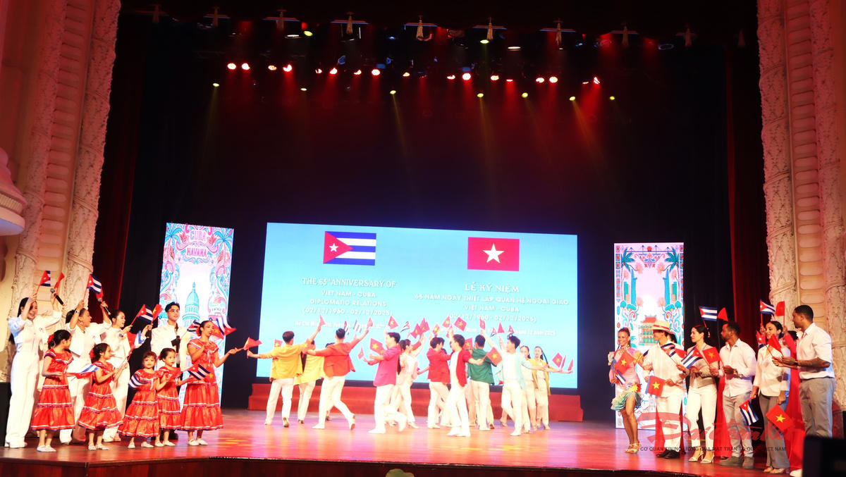 Tiết mục văn nghệ có sự tham gia của các nghệ sĩ Cuba và Việt Nam tại lễ kỷ niệm. Ảnh: Hồng Phúc.