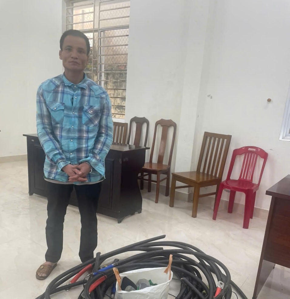 Đối tượng Trần Văn Tuấn cùng tang vật của vụ án. Ảnh: CV.