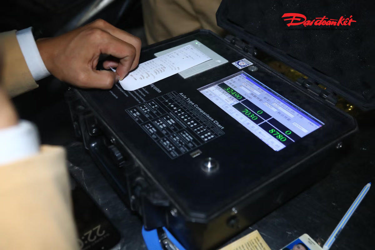 Để xử lý các phương tiện chở quá tải, lực lượng CSGT sử dụng cân lưu động.