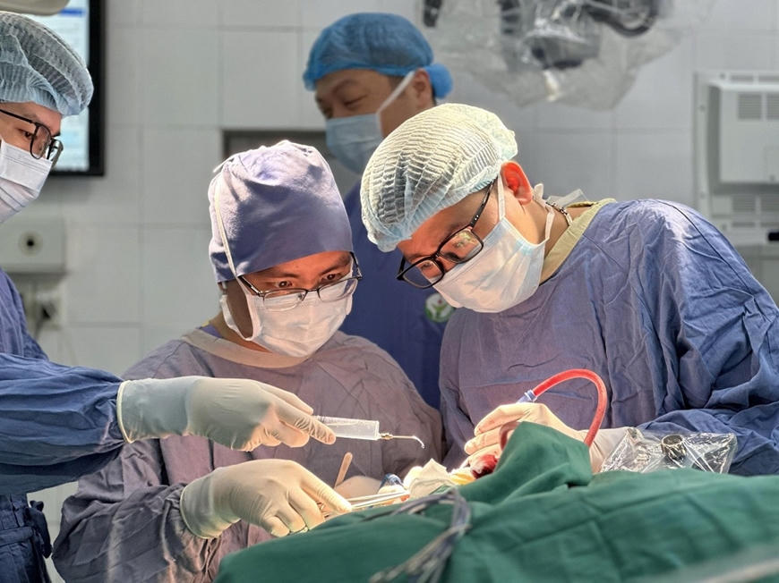 Các bác sĩ Bệnh viện Hữu nghị Việt Đức phẫu thuật cho bệnh nhân (ảnh BVCC) 